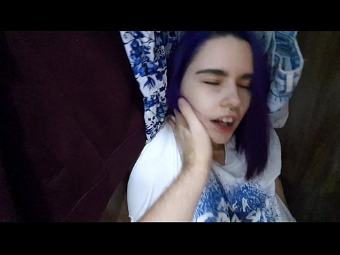 ❤️ 在衣柜里发现我的妹妹并帮助她射精 ❤ at us